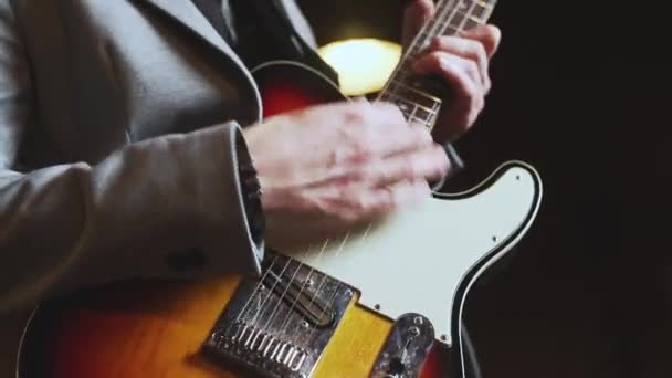 男人手拉手弹电吉他的特写 高质量的4K镜头 — 图库视频影像