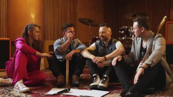 Müzik Grubu Üyeleri Prova Sırasında Yerde Sohbet Ediyorlar Yüksek Kalite — Stok video