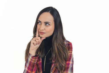 Esmer kız bir şey üzerinde kafa yoruyor, orta derecede kapalı stüdyo çekimi. Yüksek kalite fotoğraf