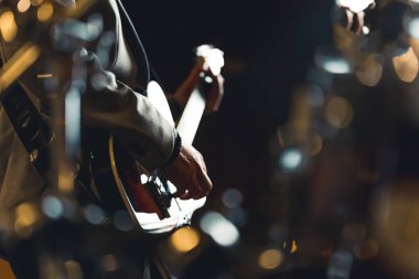 Elektro gitar çalan tanınmayan bir adam. Yüzü yok. Yüksek kalite fotoğraf