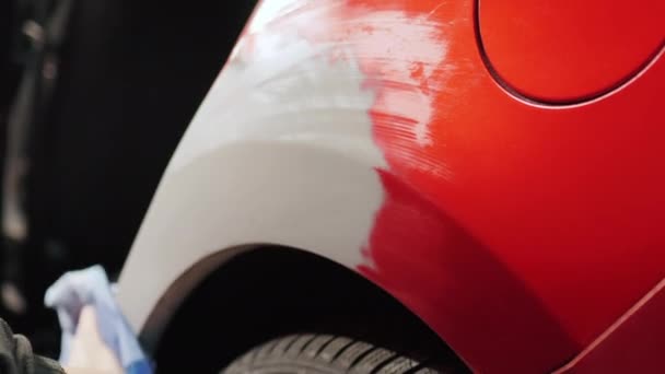无法辨认的白色汽车专家使用纸张或布来平整红色汽车表面的自动填充物 高质量的4K镜头 — 图库视频影像