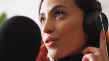 İşimi seviyorum, genç ve hevesli kadın radyoda yayınlanan günlük kıyafetlerle. Yüksek kalite 4k görüntü