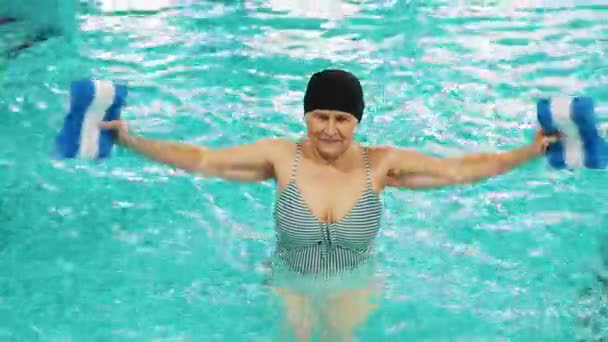 Aqua Fitness Konsepti Yaşlarının Sonunda Kendini Havuz Şamandıralarıyla Egzersiz Yapmaya — Stok video