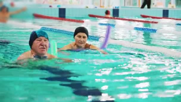 Extra Zwemuitrusting Zijaanzicht Van Een Oudere Blanke Man Een Zwembeker — Stockvideo
