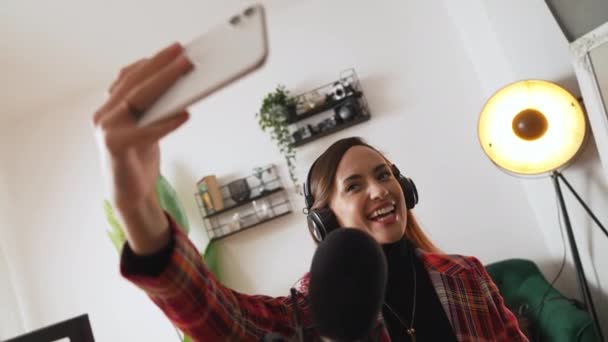 Mulher Falando Microfone Mesa Gravação Podcast Entrevista Para Rádio Estúdio — Vídeo de Stock
