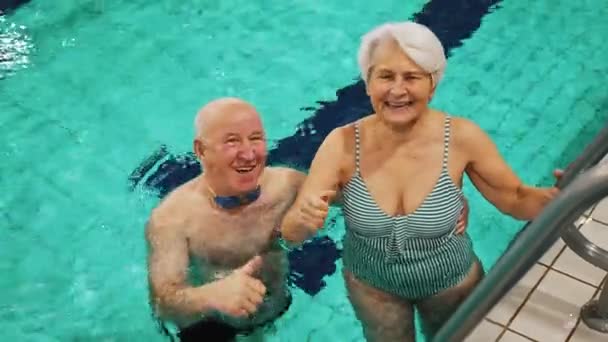Idrott Och Aktiv Fritid För Pensionärer Två Positiva Kaukasiska Äldre — Stockvideo