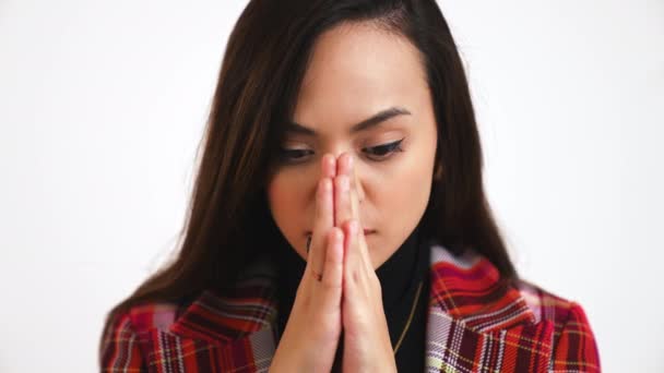 Mujer Mostrando Dios Tomados Mano Orar Cerca Boca Mirando Serio — Vídeo de stock