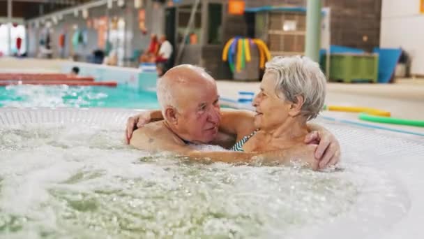 Starsza Kaukaska Para Małżeńska Sprzętem Pływania Czepkiem Okularami Przytula Się — Wideo stockowe