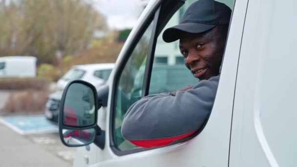 Чорний Молодий Чоловік Доставки Дорослих Сидячи Всередині Білого Фургона Вистрибуючи — стокове відео