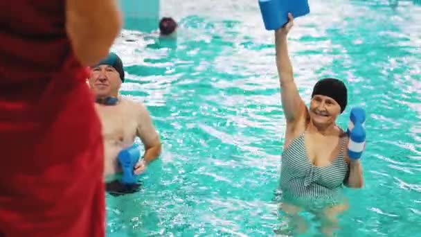 Aqua Fitness Konsepti Önde Kırmızı Üniformalı Tanınmayan Bir Eğitmen Yaşlı — Stok video