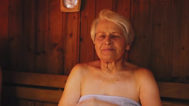 Kapalı Alanda Saunada Boş Zamanlarını Geçiren Kameraya Bakan Yaşlı Kısa — Stok video