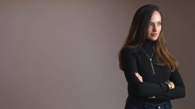 Bir şey düşünen esmer bir kadının portresi. Yüksek kalite 4k görüntü