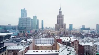 11.21.2022 Varşova, Polonya. Kültür ve Bilim Sarayı 'nın yavaş çekim görüntüsü ve Varşova şehir merkezindeki modern binalar. Yüksek kalite 4k görüntü