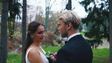 Yeni evlenmiş sevimli bir çiftin dikiz aynasından portresi. Türk orta yaşlı, uzun saçlı kadın ve yeni kocası İskandinav sarışın sakallı adam kol kola durarak birbirlerine bakıyorlar. Bulanık