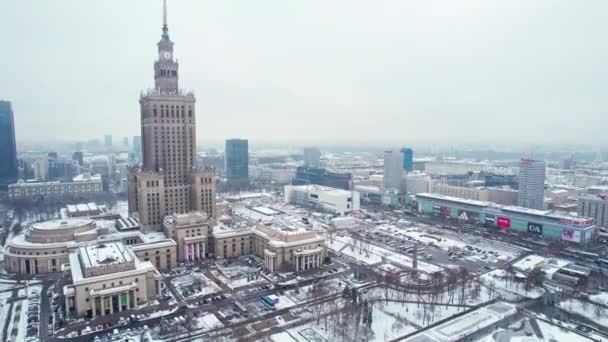 2022年11月21日波兰华沙 波兰的现代地标 供游客参观 从空中看 文化和科学宫覆盖着冬季的雪 多雾的灰色天空 是的高质量4K — 图库视频影像