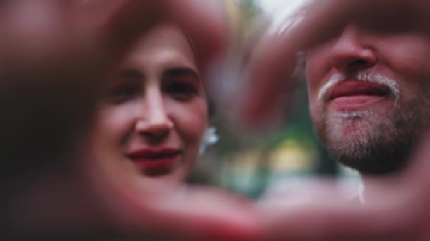 Symbolique Signe Cardiaque Fait Par Couple Hétérosexuel Marié Outdoor Vient — Video