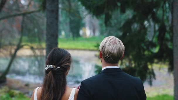 Młoda Heteroseksualna Para Robi Zdjęcia Małżeńskie Pobliskim Lesie Jesienią Widok — Wideo stockowe