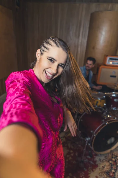 Χαρούμενη Νεαρή Τραγουδίστρια Ροζ Ρούχα Βγάζει Σέλφι Ντράμερ Μουσικό Στούντιο — Φωτογραφία Αρχείου