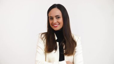 Geniş dişli gülüşlü, beyaz önlüklü, kolları çapraz duran orta halli genç bir kadın fotokopi stüdyosunu çekti. Yüksek kalite 4k görüntü