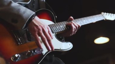 Elektro gitar çalan tanınmayan bir adam. Yüzü yok. Yüksek kalite 4k görüntü