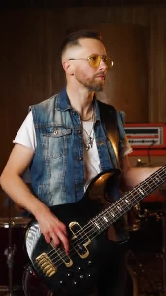 在一个乐队排练期间 年轻的音乐家用电吉他摆姿势 优质Fullhd影片 — 图库视频影像