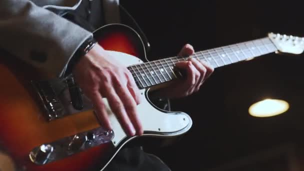 Nierozpoznawalny Człowiek Grający Gitarze Elektrycznej Bez Twarzy Wysokiej Jakości Materiał — Wideo stockowe