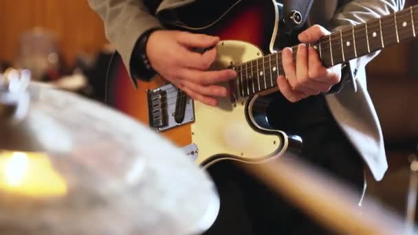 기타를 연주하는 사람을 클로즈업합니다 고품질 — 비디오