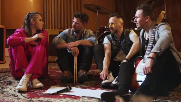 Müzik Grubu Üyeleri Prova Sırasında Yerde Sohbet Ediyorlar Yüksek Kalite — Stok video