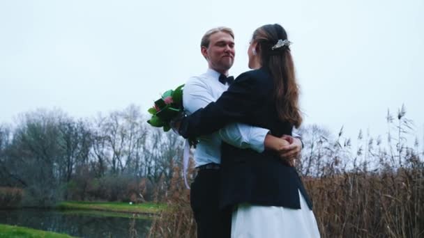 Amor Puro Por Los Recién Casados Retrato Primer Plano Medio — Vídeos de Stock