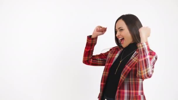 Ung Glad Kvinna Firar Sin Framgång Genom Att Hålla Upp — Stockvideo