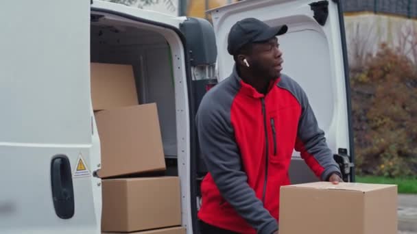 Pemuda Berkulit Hitam Pembawa Paket Dengan Seragam Dan Topi Hitam — Stok Video