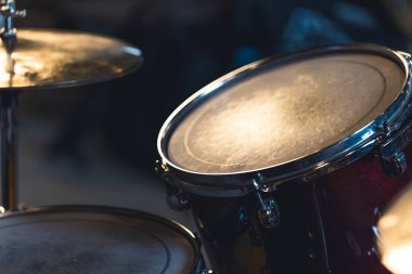 Bateri seti parçası. Kapalı alanda yakın çekim. Gruplarda müzisyenler tarafından kullanılan ekipmanlar. Yumuşak şimşek. Yüksek kalite fotoğraf