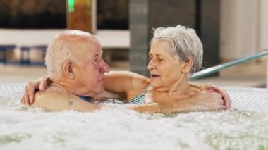 Kafkas büyükanne ve büyükbabalarının banyoda dinlenip aktif olarak zaman geçirdikleri kapalı bir portre. Kas gerilimi. Yüksek kalite 4k görüntü