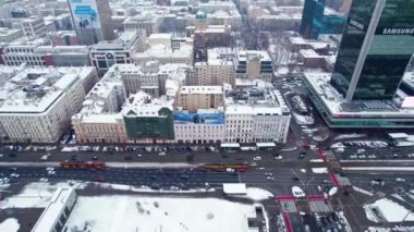 11.21.2022 Varşova, Polonya. Kışın Kudüs Bulvarı kuş bakışı. Çatılar karla kaplı. Ünlü Centrum LIM gökdeleni. Yüksek kalite 4k görüntü