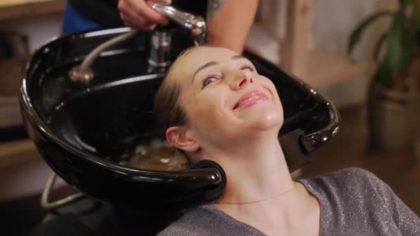 Una Mujer Risueña Lavándose Pelo Salón Belleza Imágenes Alta Calidad — Vídeos de Stock