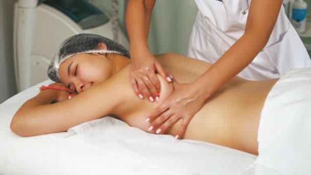 Masaje Relajante Calmante Para Estrés Espalda Mujer Asiática Años Con — Vídeo de stock