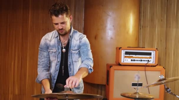 Junger Mann Mit Schlagzeug Hochwertiges Filmmaterial — Stockvideo