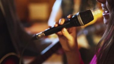 Kadın mikrofonla şarkı söylüyor. Yüksek kalite 4k görüntü