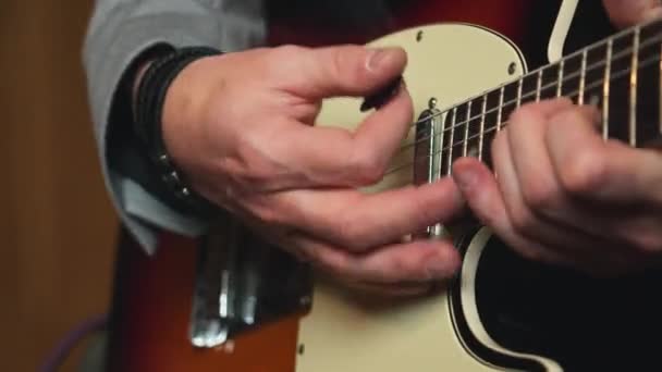 Close Homem Mãos Tocando Guitarra Elétrica Dentro Uma Banda Música — Vídeo de Stock