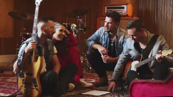 Membros Banda Música Conversando Chão Durante Ensaio Imagens Alta Qualidade — Vídeo de Stock