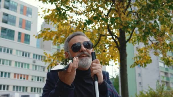 Τυφλός Επιχειρηματίας Μιλάει Ένα Smartphone Σκούρες Αποχρώσεις Και Μπαστούνι Υψηλής — Αρχείο Βίντεο
