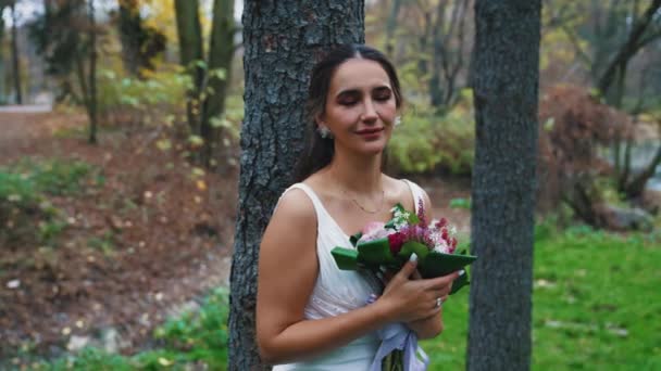 Menyasszonyi Fotózás Koncepció Gyönyörű Etnikai Menyasszony Pózol Erdőben Szoros Portré — Stock videók