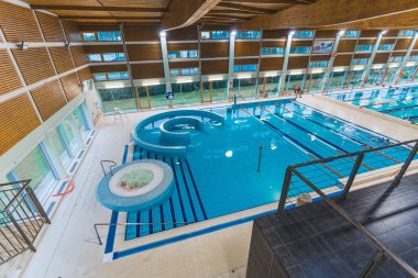 05.12.2022 Ozarow Mazowiecki, Polonya - Tribünlerden alınan bir yüzme havuzu jakuzisi ve vahşi nehir manzarası. Yüksek kalite fotoğraf