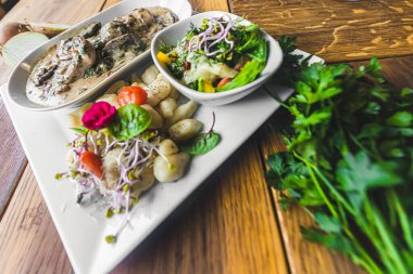 Mantar soslu fileto soslu patates köftesi. Maydanoz, beyaz tabağın yanında. Restoran yemeği. Yüksek kalite fotoğraf