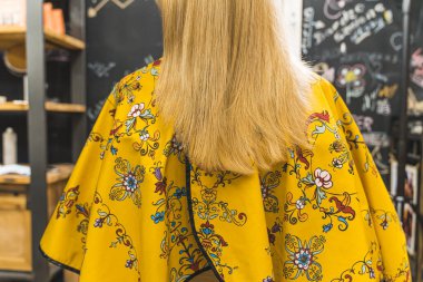 Kadın müşteriler saç tıraşından sonra sarı saç stili yapmışlar. Orta boy yakın çekim. Yüksek kalite fotoğraf