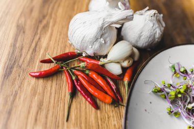 Koca bir baş sarımsak ve küçük kırmızı biber. Restoran mutfağı konsepti. Yakın plan çekim. Kapalı alanda. Yüksek kalite fotoğraf