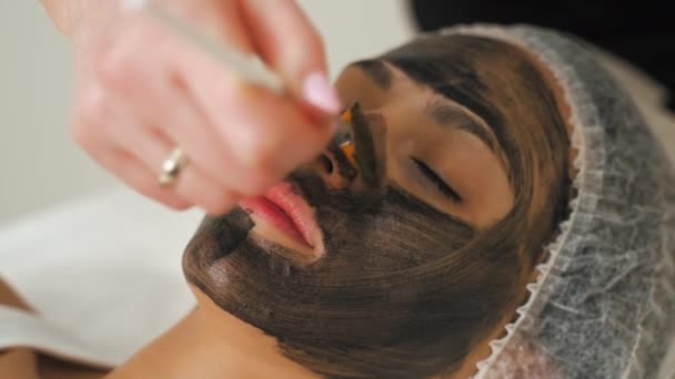 Relax Moderno Concetto Cura Della Pelle Estetista Irriconoscibile Applicare Maschera — Video Stock