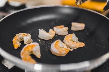 Kızartma tavasında küçük karidesler. Restoran yemeği hazırlığı. Deniz ürünleri ve dışarıda yeme kavramı. Yüksek kalite fotoğraf