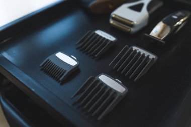 Kuaförde profesyonel tıraş seti bulundu. Siyah renk. Yakından bir portre. - Evet. Yüksek kalite fotoğraf