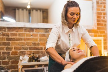SPA stüdyosunda boyun ve kol masajı yaparken odaklanmış masaj uzmanı. Sakin bir iş yeri. - Evet. Yüksek kalite fotoğraf